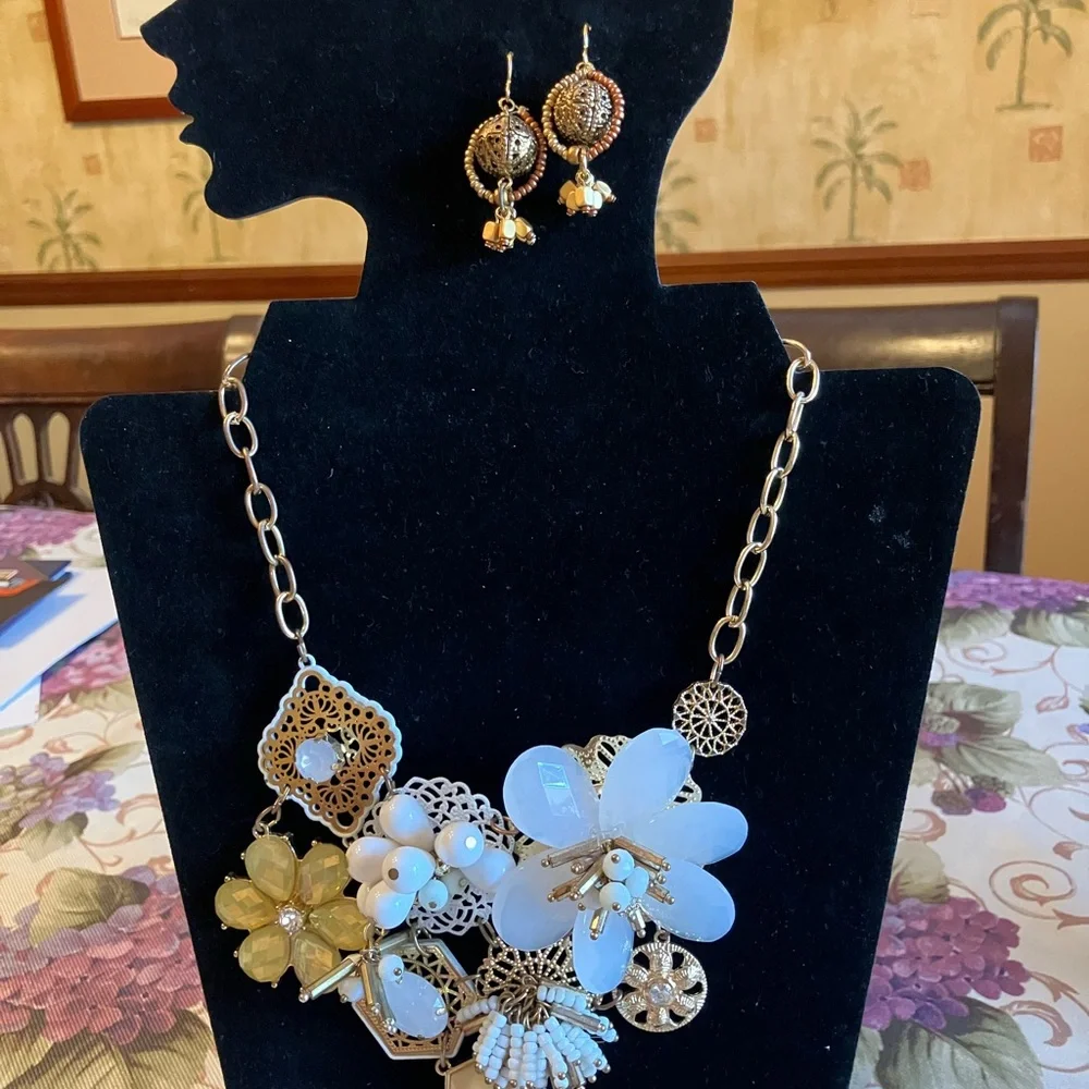 ———SOLD———-____\OPULENT FLORAL NECKLACE - Picture 6 of 12